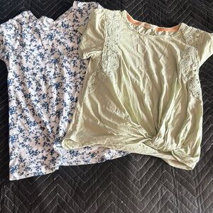 2 Juniors Tops. XS. Gap/Rewind great condition.